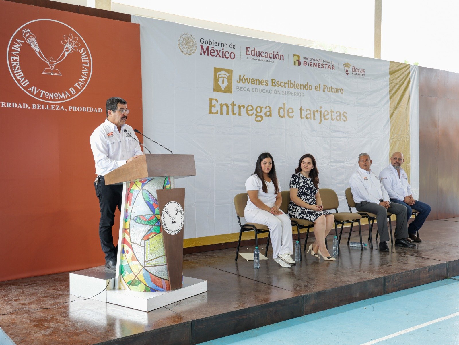 UAT refuerza permanencia escolar con apoyos a estudiantes de Odontología