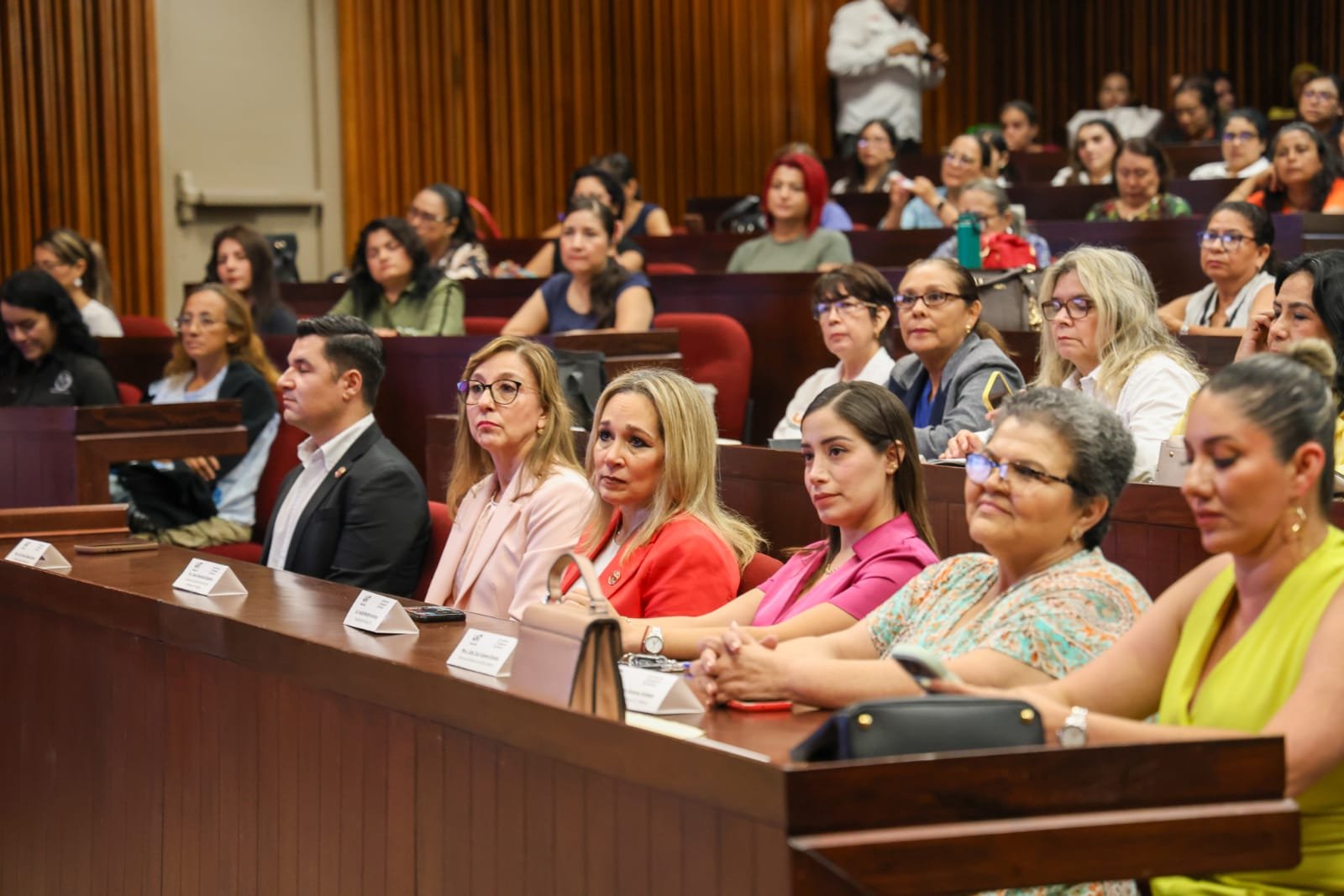 Mujeres reciben herramientas de crecimiento personal y profesional en la UAT