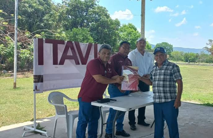 Entrega de escrituras y lotes brinda certeza patrimonial a familias